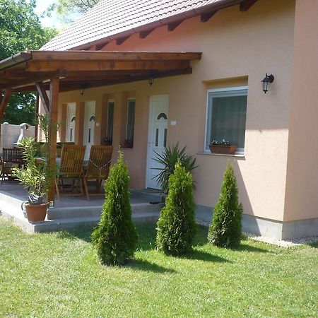 Eszter Apartmanhaz Hajdúszoboszló Екстериор снимка