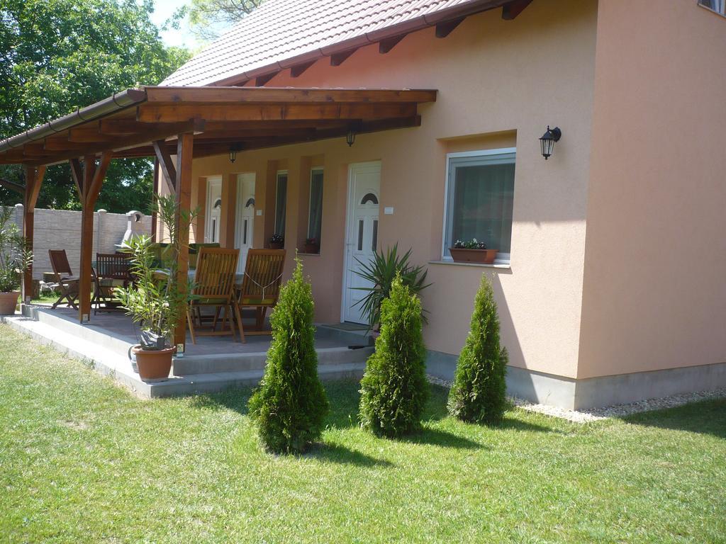 Eszter Apartmanhaz Hajdúszoboszló Екстериор снимка