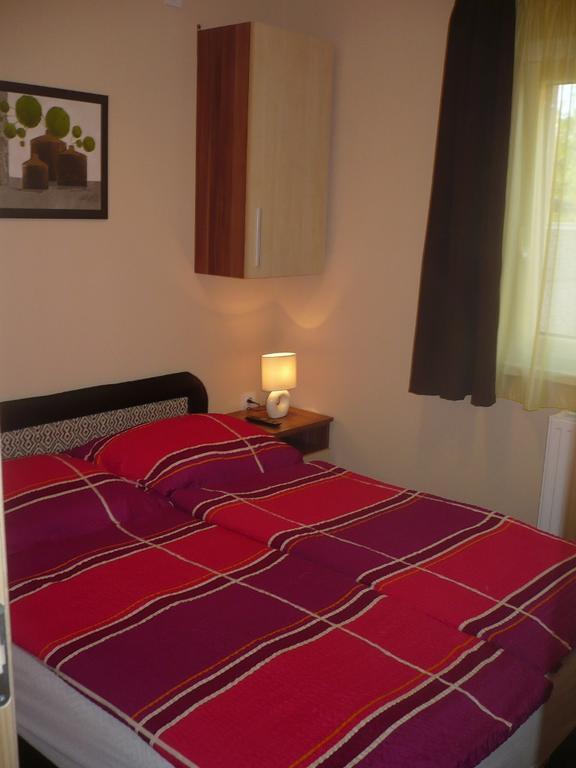 Eszter Apartmanhaz Hajdúszoboszló Екстериор снимка