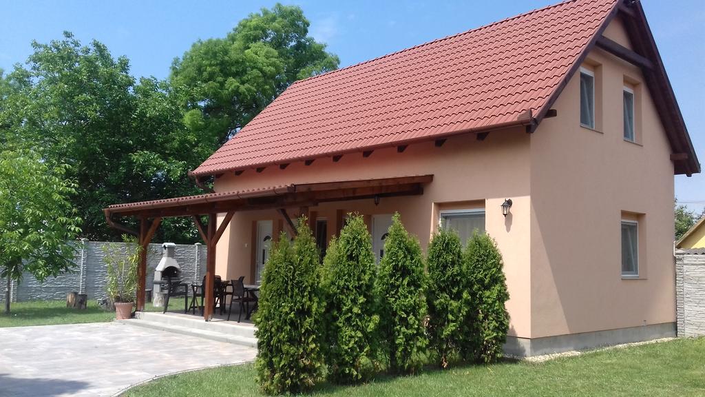 Eszter Apartmanhaz Hajdúszoboszló Екстериор снимка