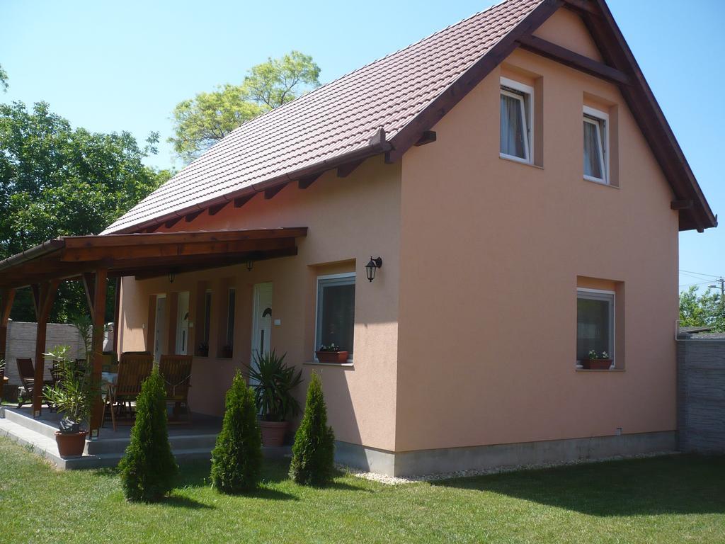 Eszter Apartmanhaz Hajdúszoboszló Екстериор снимка